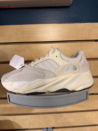 Yeezy  700 Analog