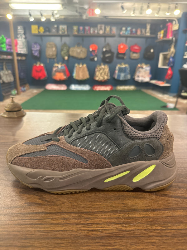 Yeezy 700 Mauve (used)
